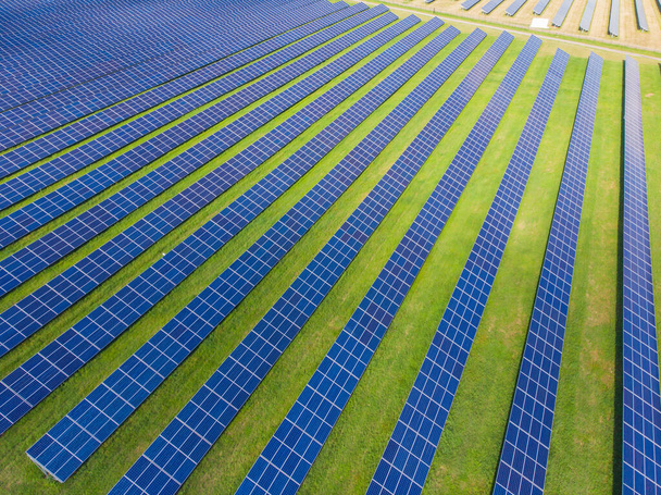 Widok z góry na antenę elektrowni słonecznych. Koncepcja energii odnawialnej - Zdjęcie, obraz
