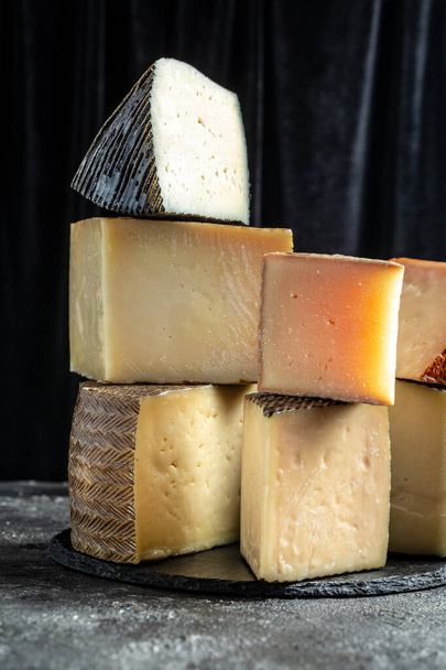 Tabla de quesos de varios tipos de queso blando y duro. queso manchego español, manjares lácteos internacionales. imagen vertical. - Foto, Imagen