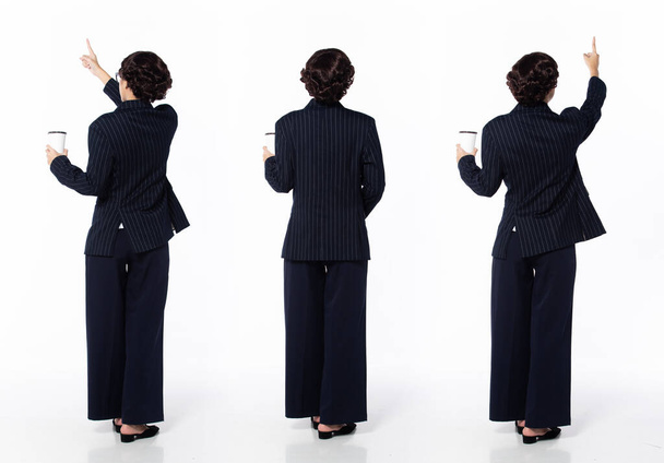 Pełna długość 30s Azjatki nauczycielka biznesu, wskazując palcem w powietrzu, nosić formalne spodnie marynarki. Uśmiech Biuro kobieta nosić tabletki filiżanka kawy na białym tle izolowane - Zdjęcie, obraz