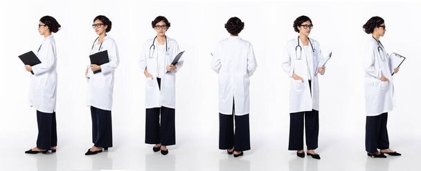 フル長さ30代40代アジアの女性医師で聴診器、 360フロントサイドバックリア、正式なコートパンツの靴を着用してください。笑顔病院の女性は白い背景に患者のチャートを運ぶ孤立 - 写真・画像