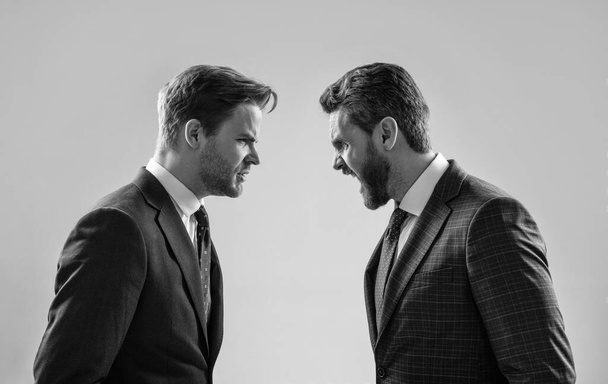 Két dühös üzletember, akik szemtől szemben kiabálnak azzal érvelve, hogy küzdenek a vezetésért az üzleti találkozón, üzleti versenyben vannak, ellentmondásban.. - Fotó, kép