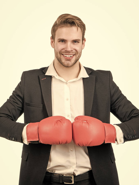 Ευτυχισμένος επιχειρηματίας κρατάει τα γάντια του μποξ έτοιμα να πολεμήσουν απομονωμένα στα λευκά, πολεμώντας. - Φωτογραφία, εικόνα