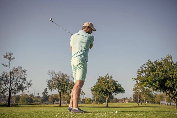 golfista w czapce z kijem golfowym, golf. - Zdjęcie, obraz