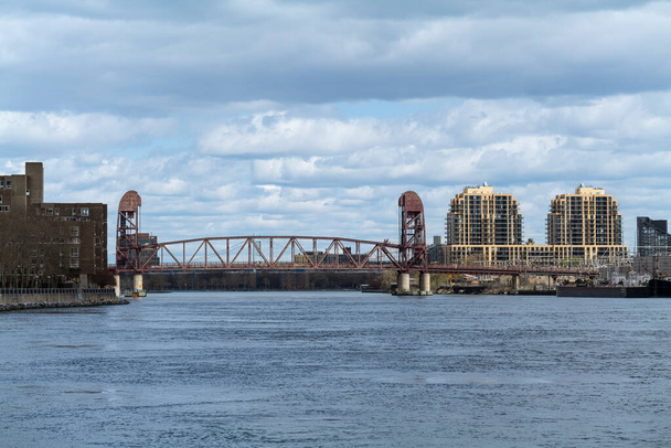 Pont ferroviaire en acier avec rails sur East River vue sur la région. Photo de haute qualité - Photo, image