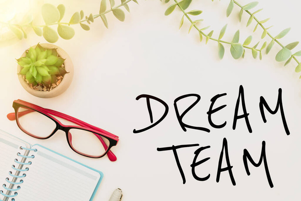 夢のチーム、単語を示すテキストサイン人から最高のものを作る優先ユニットまたはグループに書かれたフラッシュスクールオフィス用品、教育学習コレクション、ライティングツール, - 写真・画像