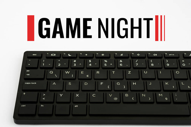 Käsiala teksti Game Night, Business käsite tapahtuma, jossa ihmiset kokoontuvat varten saada säädettyä Computer Keyboard ja Symbol.Information Medium Viestintä. - Valokuva, kuva