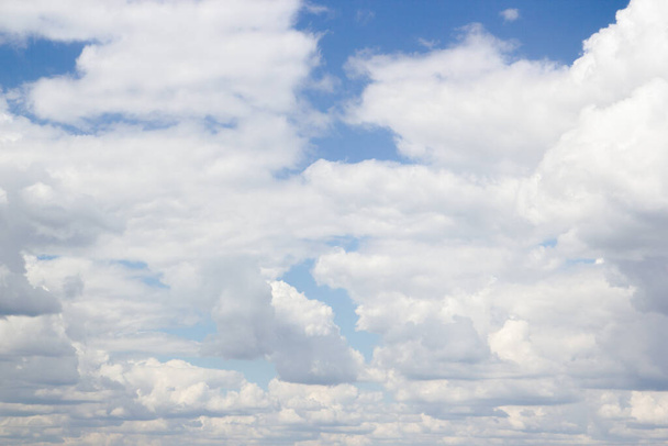 nuvole bianche nel cielo blu - Foto, immagini