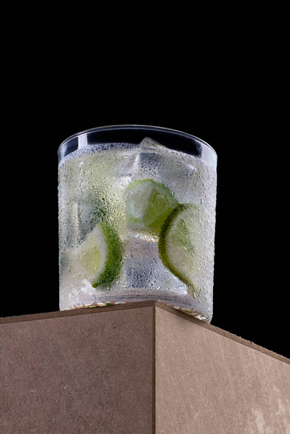 Bebida de caipirinha brasileña, foto de alta resolución en estudio con fondo negro - Foto, Imagen