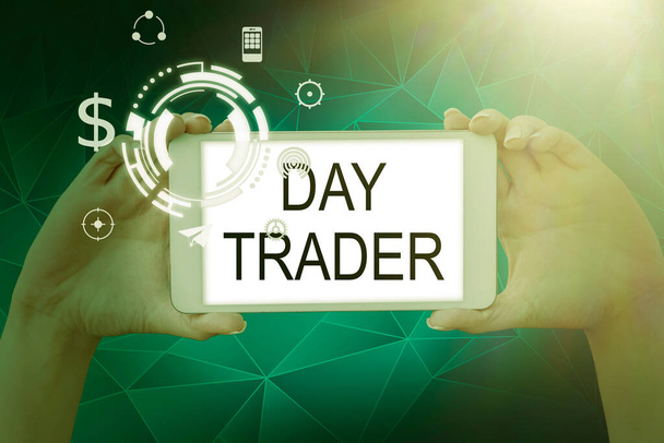Inspiracja pokazująca znak Day Trader, Przegląd biznesowy Osoba, która kupuje i sprzedaje instrument finansowy w ciągu dnia Ręce trzymające tablet prezentujący innowacyjne pomysły symbolizujące technologię. - Zdjęcie, obraz