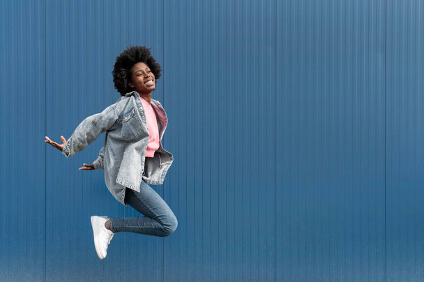 portret młodej skaczącej kobiety3. Zdjęcie w wysokiej rozdzielczości - Zdjęcie, obraz