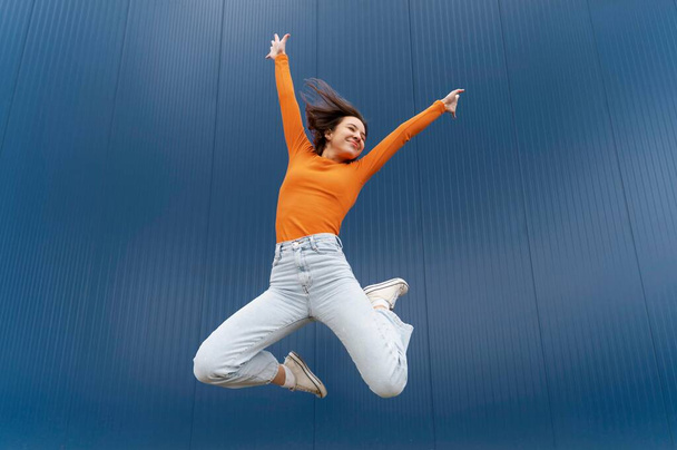 retrato mujer joven saltando 10. Foto de alta resolución - Foto, Imagen
