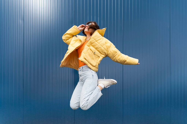 портрет молодой женщины, прыгающей 5. Фото высокого разрешения - Фото, изображение