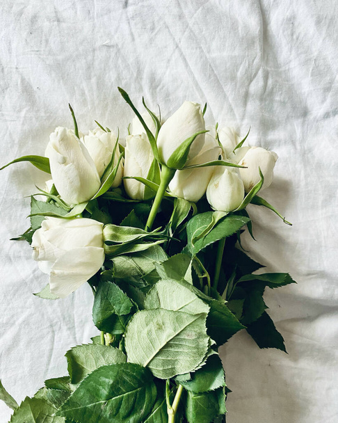 BOUQUET OF WHITE ROSES. WHITE FLOWERS. - Foto, afbeelding