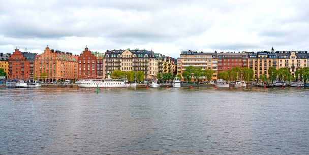 Hausfassaden und Boote am Maelarstrand in Stockholm, Schweden - Foto, Bild