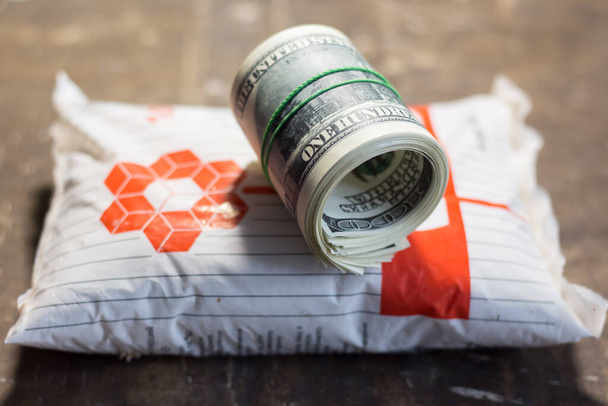 Bankbiljetten op een pakje steenzout. Stijging van de prijzen als gevolg van de oorlog in Oekraïne - Foto, afbeelding