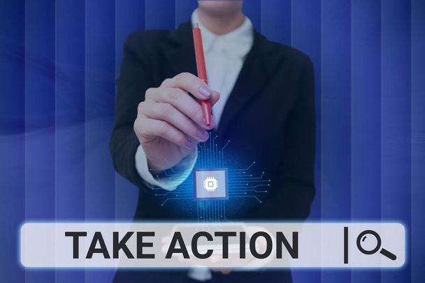 Znak tekstowy pokazujący Take Action, Business concept radzi komuś zrobić coś lub reakcji już teraz Lady Pressing Screen Of Mobile Phone Showing The Futuristic Technology - Zdjęcie, obraz