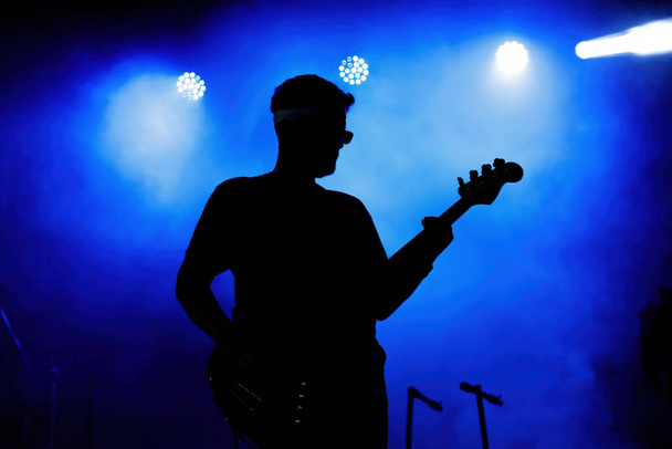 Bas gitarist silueti sahnede - Fotoğraf, Görsel