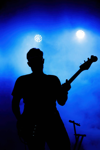 Bass player silhouette on stage - Foto, afbeelding