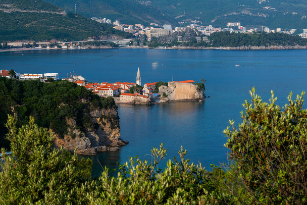Eski Şehir, Karadağ 'ın Adriyatik Denizi kıyısındaki Budva tatil beldesinin tarihi bir alanı. - Fotoğraf, Görsel