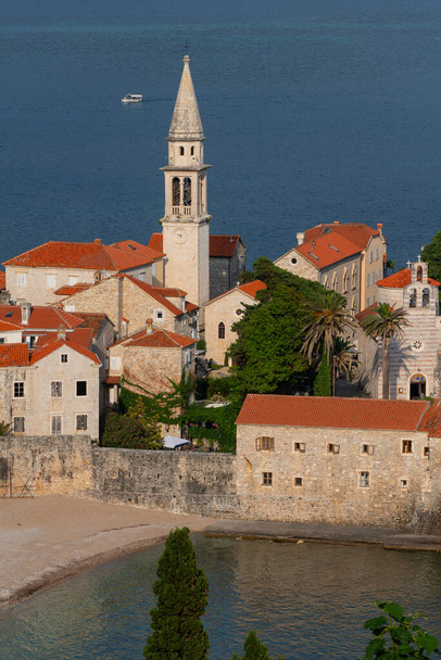 Az Óváros történelmi területe a montenegrói üdülőhely Budva az Adriai-tengeren - Fotó, kép