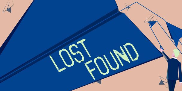 Εγγραφείτε εμφάνιση Lost Found, Word Γράφτηκε για πράγματα που έχουν μείνει πίσω και μπορεί να ανακτήσει στον ιδιοκτήτη Man πετά χαρτί αεροπλάνο που αντιπροσωπεύει καινοτόμα σχέδια για την επίτευξη των στόχων. - Φωτογραφία, εικόνα