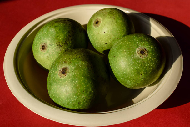 Frutas de manga verdes recém-colhidas no chão. Mangas verdes conhecidas como hara aam frutas colhidas na fazenda casa. Frutos de manga verde da Índia - Foto, Imagem