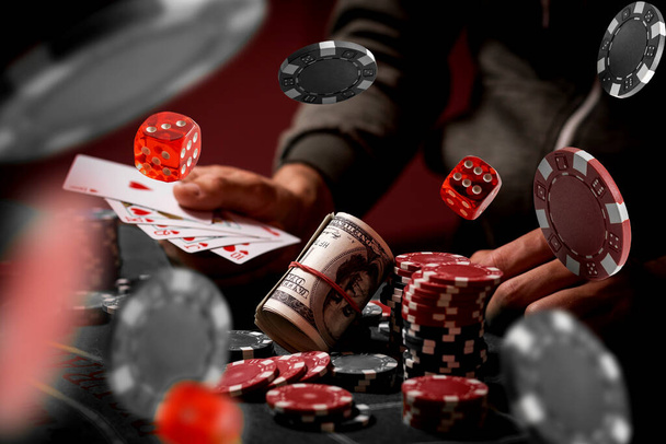 das Konzept der Chips und Karten zum Pokern auf dem Hintergrund einer fliegenden Karte - Foto, Bild