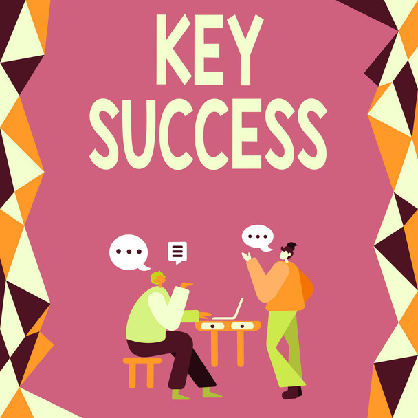 Tekstbord toont Key Success, Business overzicht in het algemeen drie tot vijf gebieden die het bedrijf kan richten op Collega 's Hebben van Vergadering Bespreken Toekomstige Project Verbetering Ideeën. - Foto, afbeelding