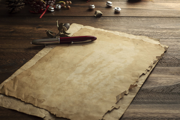 Starożytne kartki świąteczne, papier na rustykalnym drewna - Zdjęcie, obraz