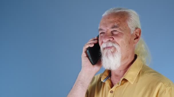Старик нервничает по телефону - Кадры, видео