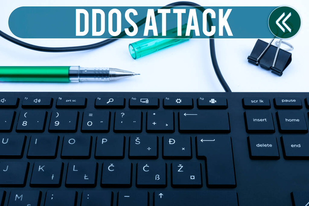 Концептуальний підпис Ddos Attack, концептуальний фотозлочинець прагне зробити мережевий ресурс недоступним для комп'ютерної клавіатури та символу.
. - Фото, зображення