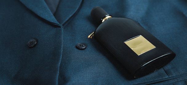 чоловік парфуми на синьому костюмі фоні
 - Фото, зображення