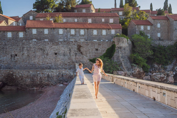 Mother and son tourists on background of beautiful view St. Stephen island, Sveti Stefan on the Budva Riviera, Budva, Montenegro. Travel to Montenegro concept. - Foto, Bild