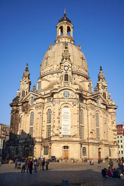 DRESDEN, GERMANY - MARCH 24, 2022: Frauenkirche church with a blue sky - Foto, Imagen