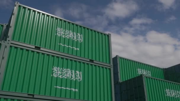 Terminal container pieno di container con bandiera dell'Arabia Saudita. Esportazioni o importazioni collegate. - Filmati, video
