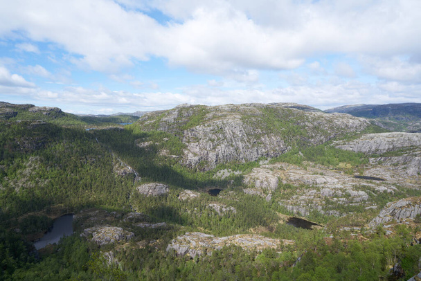 paysage dans le nord sur la piste à preikestolen pendant la randonnée - Photo, image