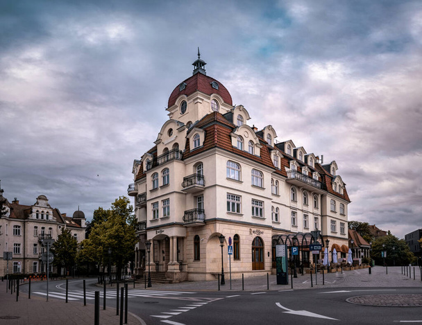 Sopot, Poland - May 26, 2022: Luxurious hotel Resident on the square in Sopot, Poland. Popular tourist resort, business and vacation in Poland. The architecture of the ancient city - Foto, imagen