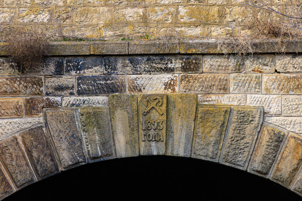 L'inscription en russe 1893, sur le tunnel ferroviaire dans le canyon. Arrière-plan avec espace de copie pour texte - Photo, image