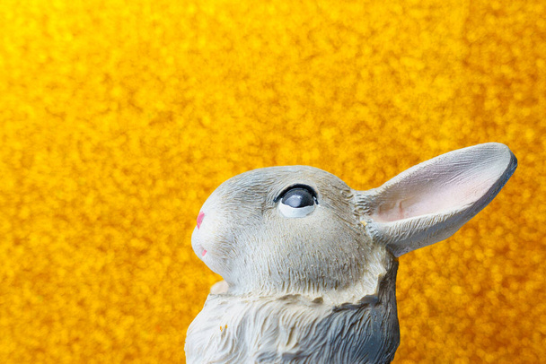 Абстрактна статуетка кролика. Символ 2023 року за східним календарем. Фон з пробілом для копіювання тексту
 - Фото, зображення