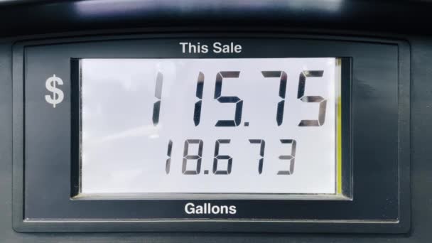 A benzinköltségek növekedése amerikai dollárban. A benzinárpult kijelzőjén gázár, a benzinkútnál üzemelő benzinpumpa-mérő látható. Benzinkút üzemanyag mérő számláló ára. Bezárás tankolás közben - Felvétel, videó