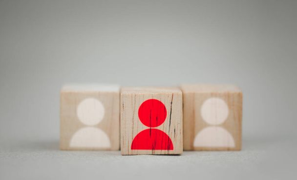 Punainen puinen kuutio henkilö kuvake erottuvat joukosta. Johtamisen konseptissa. HR-käsite - Valokuva, kuva