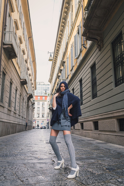 Beautiful girl posing in the city streets - Foto, Imagen
