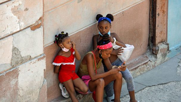 Havana, Küba, Mayıs 2022: Havana şehir merkezindeki sokaklarda oynayan genç çocuklar - Fotoğraf, Görsel