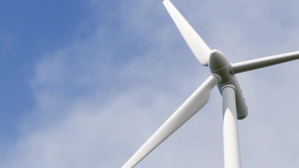 Tuuliturbiini pyörii tuottaa sähköä kotitalouksille. puhtaan ja kestävän energian käsite. 4K kuvamateriaali video motion graphic - Materiaali, video