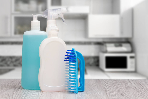 Bottiglie di plastica di detergente per piatti, vetro e piastrelle, una spazzola in cucina. Il concetto di lavaggio e pulizia. - Foto, immagini