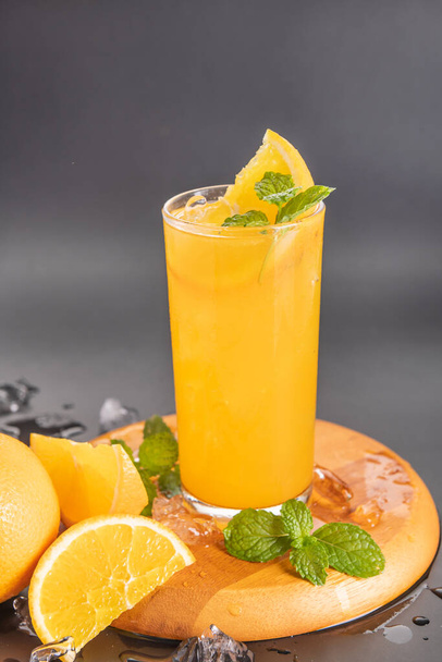 Frischer Orangensaft im Glas mit Minze, frischen Früchten. Selektiver Fokus. - Foto, Bild