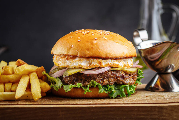 Close-up op hamburgerset met frietjes en saus - Foto, afbeelding