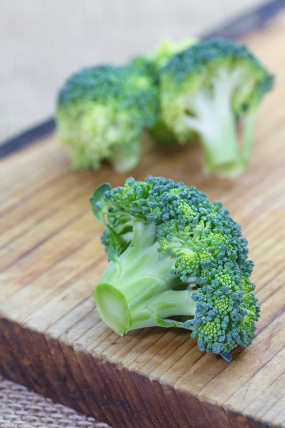Mazzo di broccoli verdi freschi
  - Foto, immagini