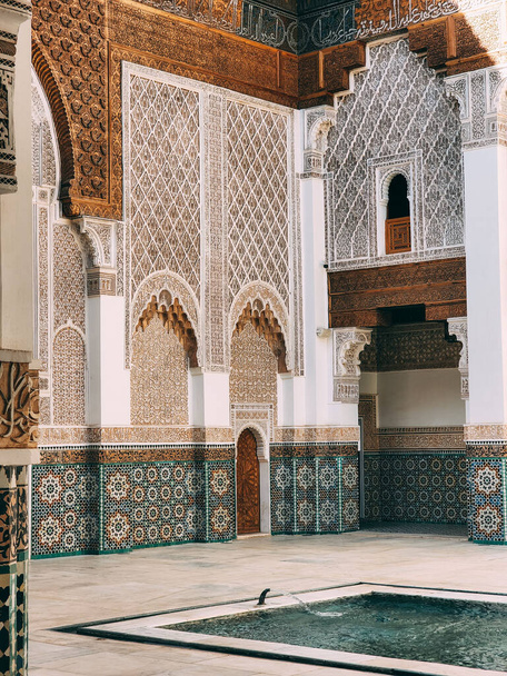 A vertical shot of traditional Islamic architecture in the Ibn Youssef School in Marrakesh, Morocco - Foto, Bild