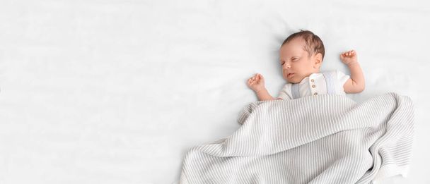 Yatağında uzanıp mesajlaşmak için yeri olan şirin bir bebek. - Fotoğraf, Görsel